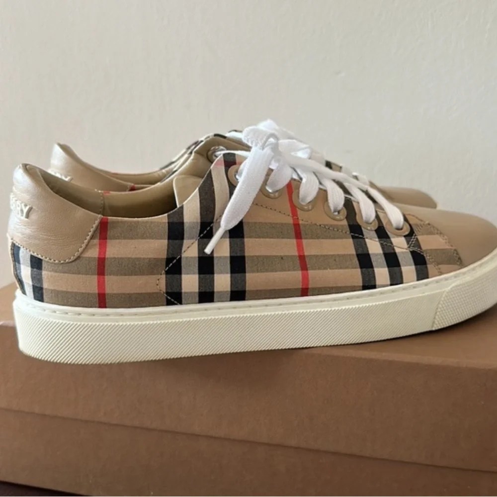 Women's Albridge Vintage Check Low-Top
Burberry Sneakers #ITCALFAR14CHI - Picture 7 of 8